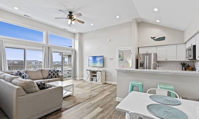Heron Harbour Isle Condo | 2 BR l 2 BA Condo w/Large Pool, Large Deck with Bay Views - Quiet Neighborhood