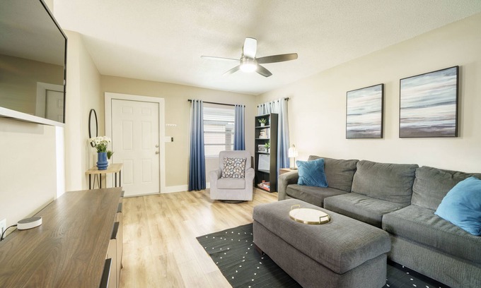 Pompano Beach House | 2 BR | Perfect for Long Term Stays | 2 miles to Beach