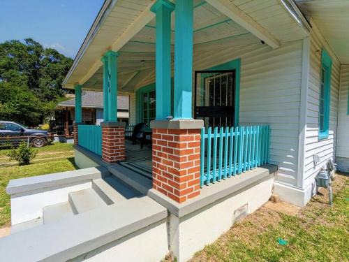 South Pensacola House | 2 BR Quaint Private Bungalow NR Downtown & Beaches
