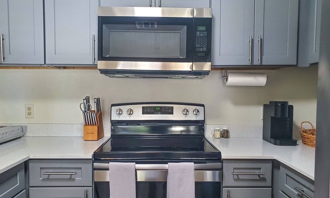 Blossoms Park House | 2 BR Spanish Bungalow - 5 minutes from the Airport
