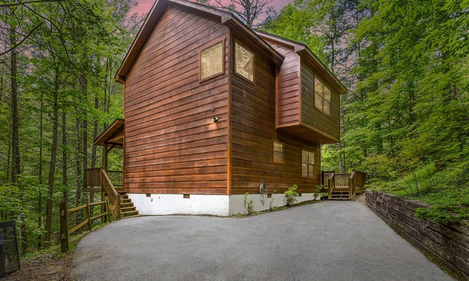 Gatlinburg - Pigeon Forge Cabin | 2 BR w/Hot Tub, Pool Table, Hot Tub, WiFi, Close to Rocky Top Sports Complex