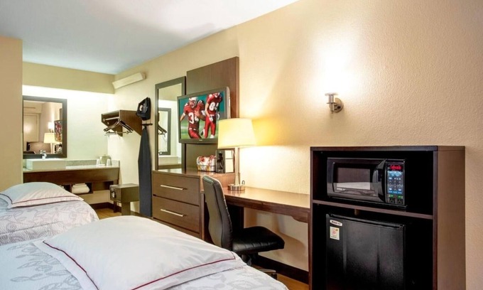 Linthicum Heights House | 2 Budget-Friendly Rooms w/Coffee, Cable TV, and Pet-Friendly Amenities