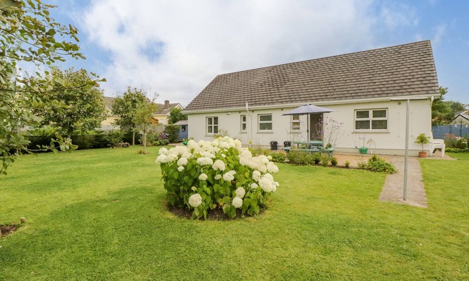 Dromahair Cottage | 2 CASTLE COVE, pet friendly in Dromahair, County Leitrim