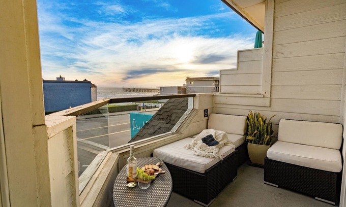 Cayucos House | 2 Cayucan Bungalows | Steps to Beach, Pier | Shared Outdoor Bar, Firepit, Lounge