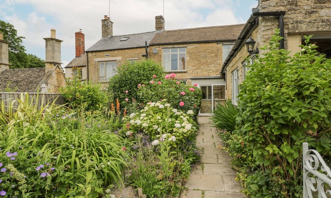 Chipping Norton Cottage | 2 CHURCH STREET, pet friendly, with open fire in Chipping Norton