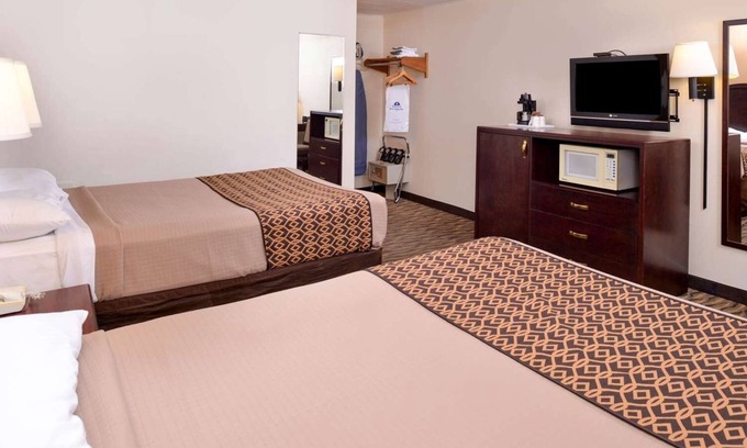 Atlantic Hotel | 2 Comfortable Rooms w/Outdoor Plug-Ins Near Iowa Western Community College