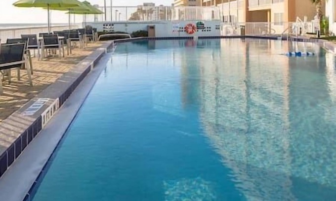 Daytona Beach Shores Hotel | 2 Daytona SeasBreeze Resort, Pool, Hot Tub