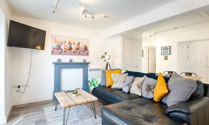 St. Thomas House | 2 Ensuites, Garden, Smart TV's In All Rooms!