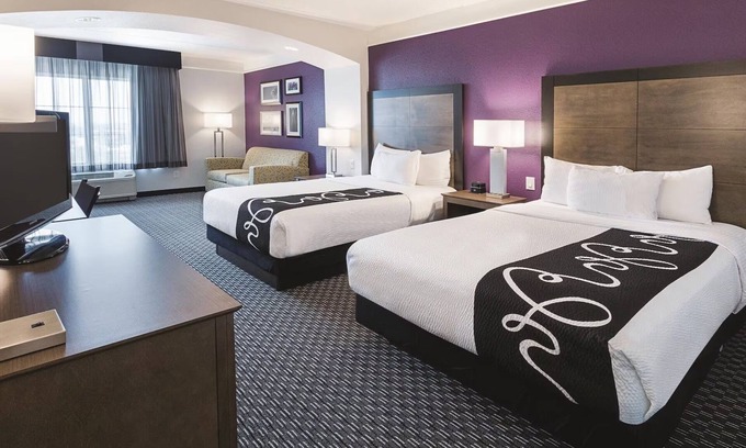 Arlington Hotel | 2 Full Beds w/Full-Sized Sleeper Sofa, La Quinta Inn, Dive in Nearby Adventures