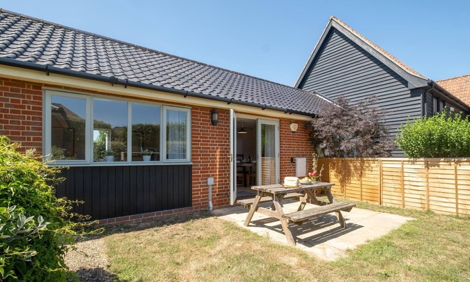 Saxmundham Apartment | 2 Hazelwood - sleeps 4 guests in 2 bedrooms