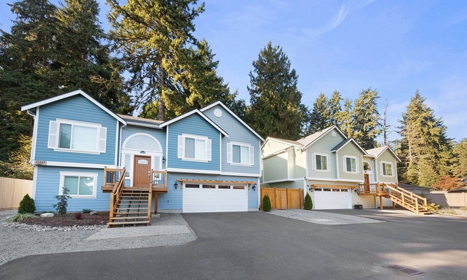 Seattle Metro Area House | 2 Homes Perfect for Large Groups