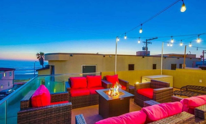 Central Mission Beach House | 2 Houses to Ocean * 3 Levels+Sky Deck * Hot Tub * Ocean Views