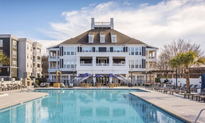 Huntersville Apartment | 2-King-Bd, Shop-Eat-Work-Play 'Birkdale Promenade'