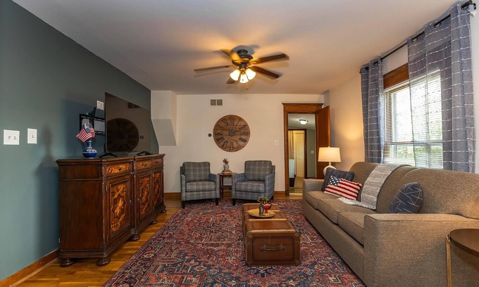 Manhattan House | 2 King Beds! Center of town! Pet friendly