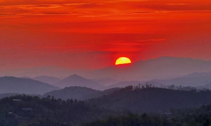 Gatlinburg - Pigeon Forge Cabin | 2 king beds, stunning mountain views, 4 spacious decks, private back deck, court