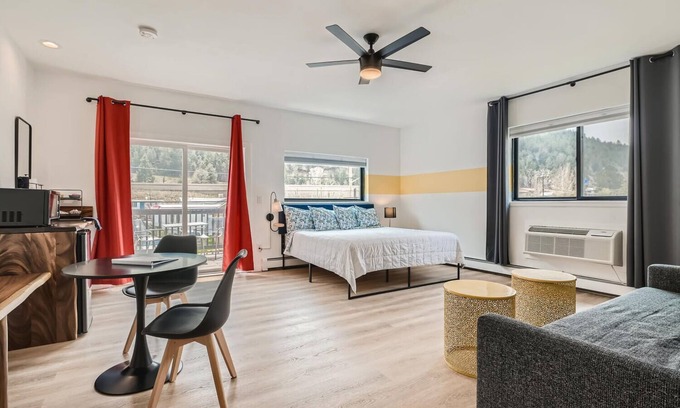 Idaho Springs Hotel | 2 King Suite w/Private Bedroom, Balcony in Boutique Mtn Motel