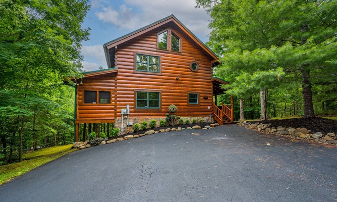 Gatlinburg - Pigeon Forge Cabin | 2 KING SUITES, BOOK NOW FOR SPRING & SUMMER!