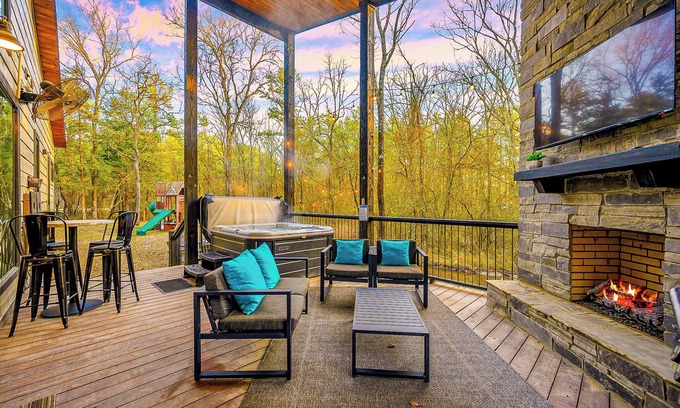 Hochatown Cabin | 2 Kings, Playset, Hot Tub & Games in Hochatown