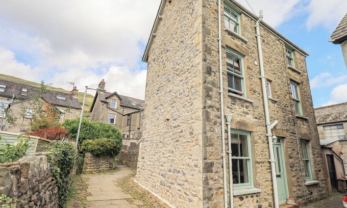 Sedbergh Cottage | 2 KINGS YARD, pet friendly, character holiday cottage in Sedbergh