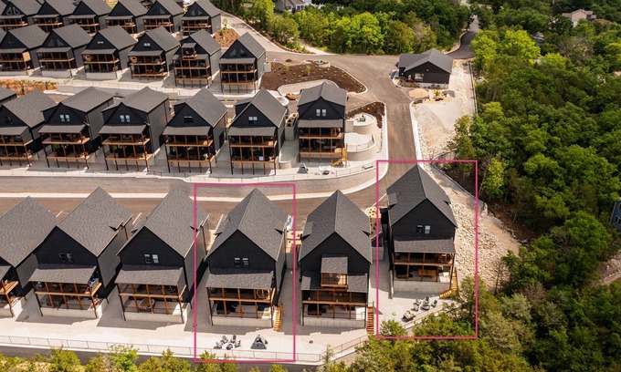 Hollister House | 2 Lakefront homes (sleeping 45) golf simulator, outdoor sauna, & hot tubs