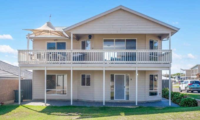 Hayborough House | 2 living areas and bathrooms. Short Walk to beach.