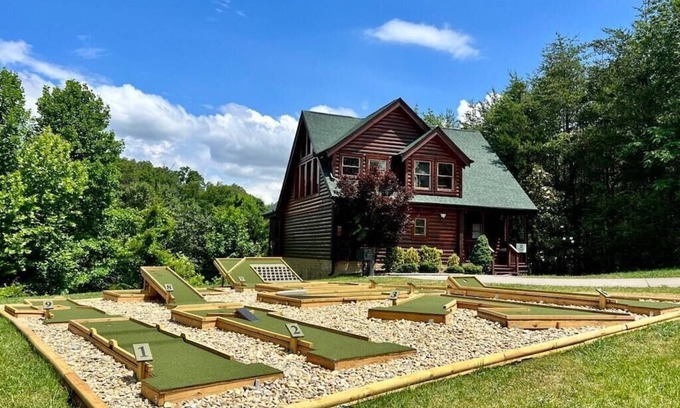 Pigeon Forge Cabin | 2 Master Suites! 9-Hole Putt-Putt! Walk to Parkway