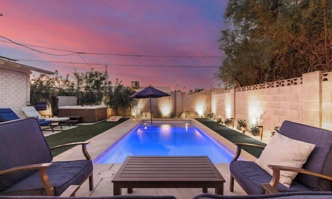 South Scottsdale House | 2 Masters | 4King Beds | 3 Showers | Pool & Hottub