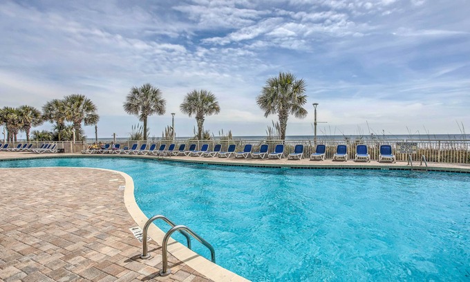 Crescent Beach Apartment | 2 Mi to Barefoot Landing: Beachfront Resort Studio