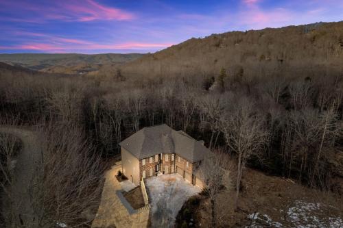 Charter Hills House | 2 Mi to Beech Mtn Resort Expansive Group Getaway!