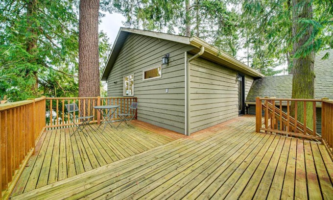 Seattle Metro Area Apartment | 2 Mi to Burien Peaceful Studio with Deck!