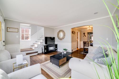 Jeffrey Manor House | 2 Mi to Calumet Park and Beach Windy City Escape!
