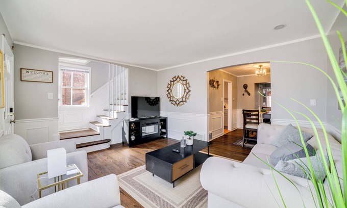 Jeffrey Manor House | 2 Mi to Calumet Park & Beach: Windy City Escape!