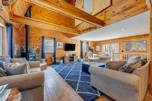 Union Dale House | 2 Mi to Elk Mountain Poconos Escape on 11 Acres!