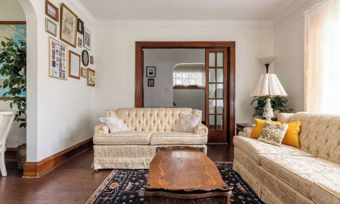 Cleveland House | 2 mi to Lake, 15 mi to Downtown CLE, Blocks from CCF/UH Euclid/Hospice, Antique Home, Fast WiFi, A/C, King Bed, Soaking Tub