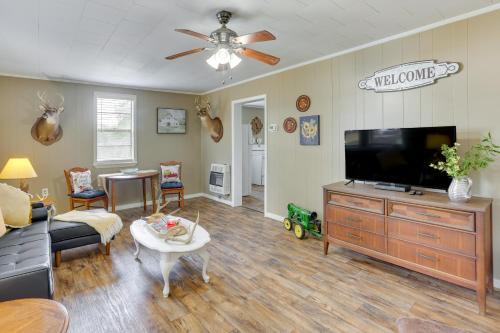 Lineville House | 2 Mi to Lake Lineville Farmhouse with Fire Pit