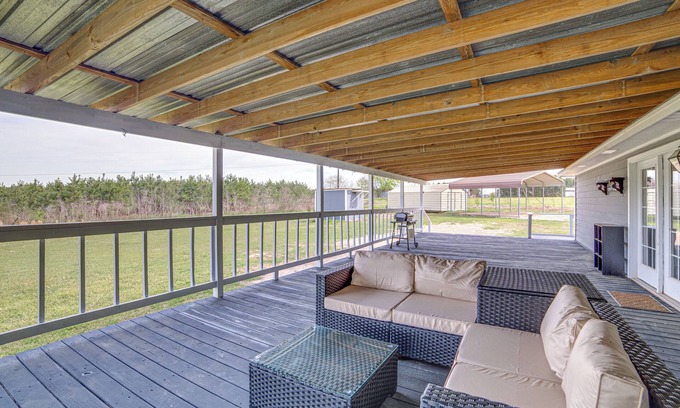 Dogwood House | 2 Mi to Lake Monticello: Home w/Large Decks!