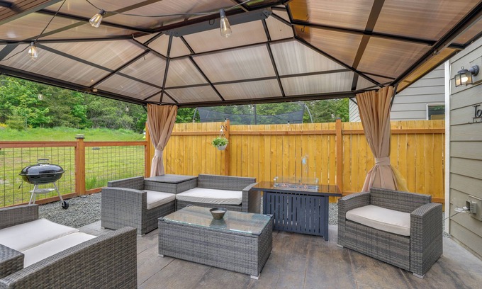 Port Angeles House | 2 Mi to Olympic National Park: Hot Tub Haven!