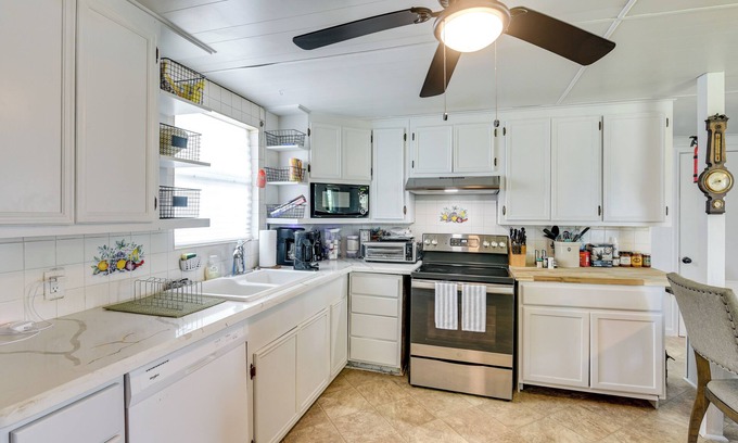 Surfside Beach Cottage | 2 Mi to Public Beach: Pet-friendly Freeport Home!