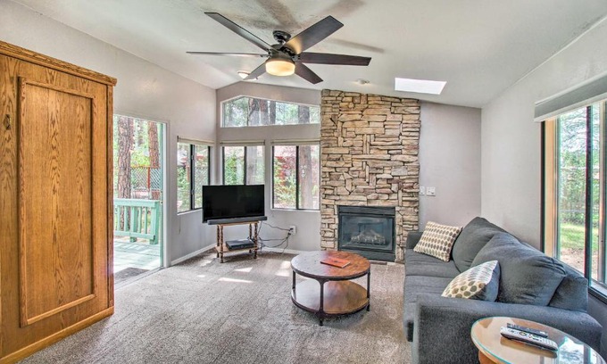 Pinetop-Lakeside House | 2 Mi to Rainbow Lake Woodsy Retreat with Deck!