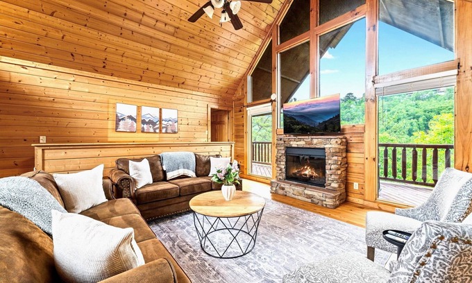 Sevierville Cabin | 2 miles from Dollywood - Hot Tub - Resort Pool & Pet-friendly