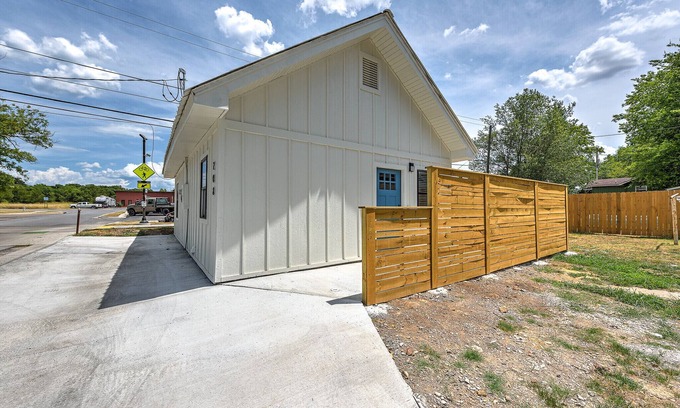 Rogers Cottage | .2 miles to Downtown Rogers on the Railyard bike trail