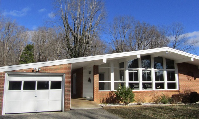 Glasgow House | 2 miles from NB State Park, James River, hiking trails and trout fishing!