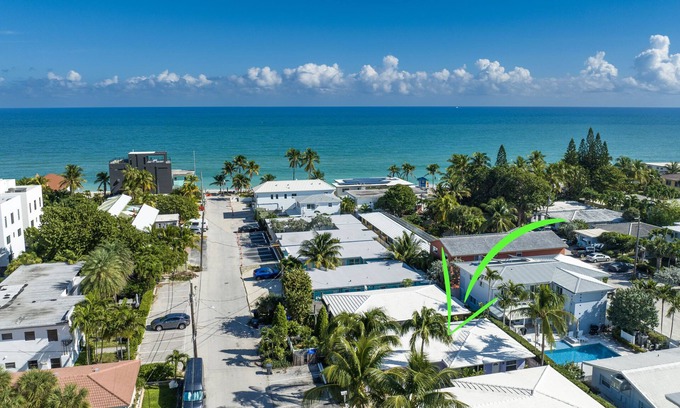 North Beach House | 2 min walk to Hollywood Beach w/King Bed-Pk incl