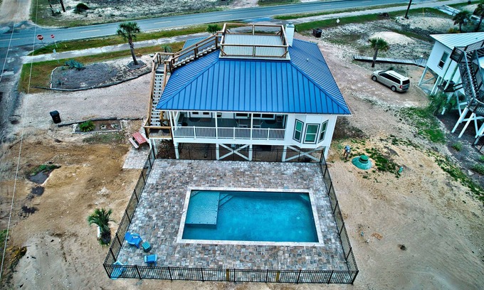 East End House | 2 minute walk to beach! 3br, 2 Bath. Dog Friendly!