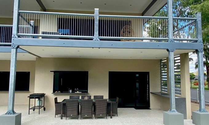 Woodgate House | 2 minute walk to the beach! One street back from the Esplanade Woodgate Beach.