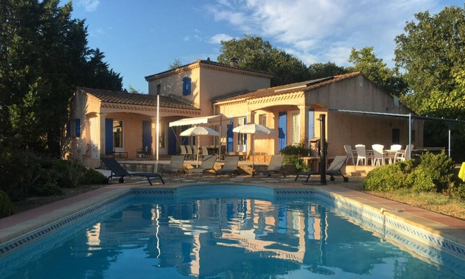 Vers-Pont-du-Gard Villa | 2 minutes from Pont du Gard Detached house with swimming pool not overlooked