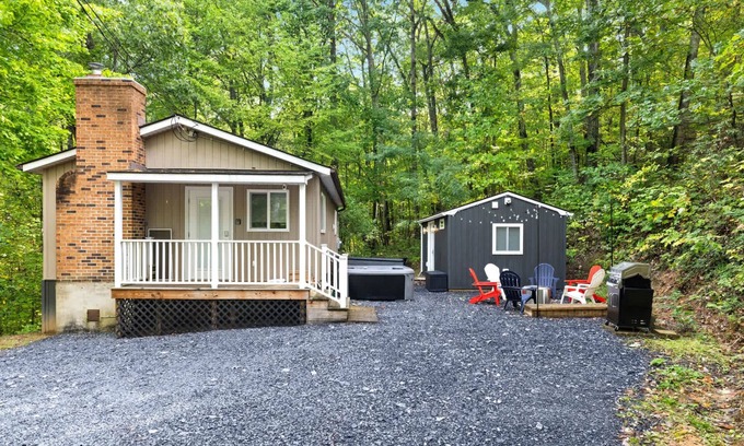 New Market House | 2 Modern Cabins: Hot Tub, Fire Pit, Grill, & Wifi!