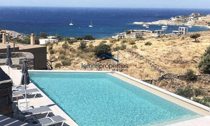 Koundouros House | 2 modern houses with 4 bedrooms, a swimming pool and a sea view