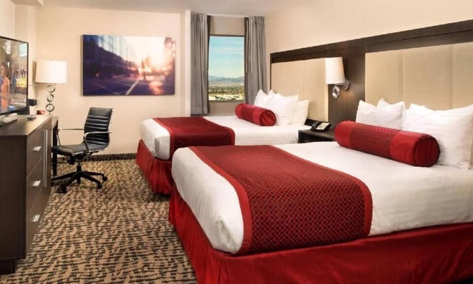 Gateway District House | 2 Modern Units in “Entertainment Capital of the World!” Pools, Casino, Shopping