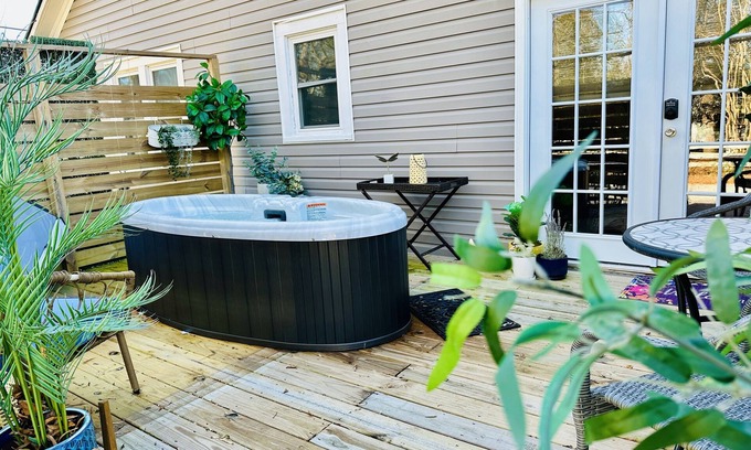 Flat Rock Apartment | 2 Person Hot Tub on Private Deck, 2 mi to DT Hendersonville/Flat Rock, King Bed